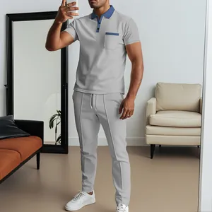 Detailansicht eines grauen Waffelstrick-Poloshirts und einer passenden Hose für Herren