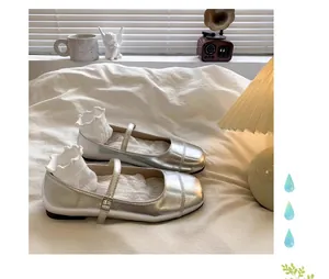 Vue de côté de chaussures Mary Jane argentées pour filles avec chaussettes à volants.