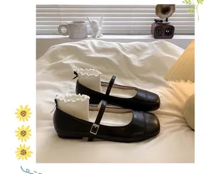 Gros plan de chaussures Mary Jane en cuir noir pour filles avec chaussettes blanches