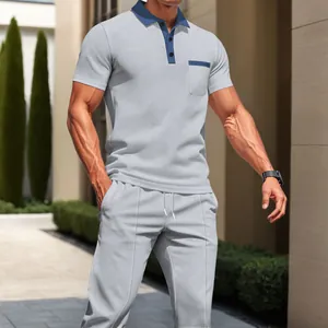 Detailansicht eines sommerlichen Waffelstrick-Poloshirts für Herren mit passender Hose in Hellgrau
