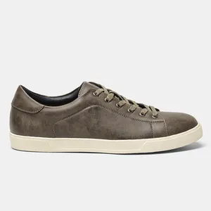 Vista laterale di sneakers casual classiche da uomo con finitura marrone testurizzato