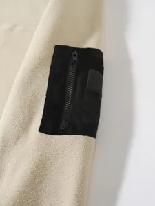 Gros plan sur la poche zippée noire sur la manche d'une veste polaire pour hommes
