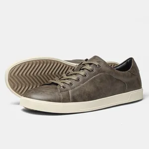 Vista ravvicinata della pelle marrone e della suola ondulata di scarpe casual uomo