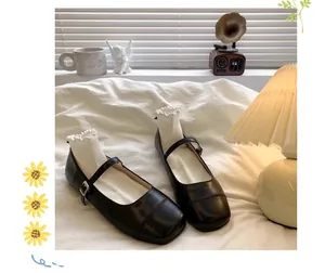 Gros plan de chaussures Mary Jane noires pour filles avec bout carré et boucle élégante