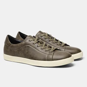 Un paio di sneakers casual da uomo basse verde oliva con classica suola in gomma bianca