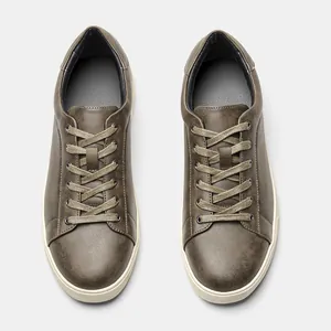 Vista dall'alto di scarpe casual basse da uomo in ecopelle marrone scuro con lacci piatti