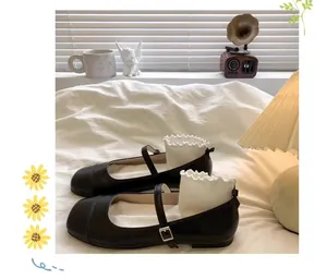 Gros plan de chaussures Mary Jane noires élégantes pour filles avec bout carré.