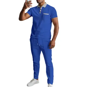 Blaues Waffelstrick-Set für Herren: Polo-Shirt und lange Hose mit grauem Kontrasttaschen-Detail
