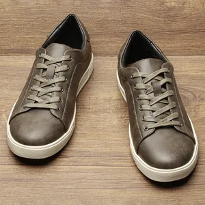 Vista dettagliata delle classiche scarpe casual da uomo basse su sfondo di legno