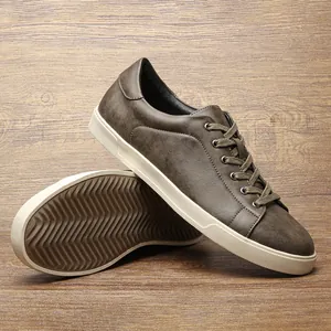 Vista dettagliata delle sneakers casual da uomo con suola in gomma strutturata e antiscivolo