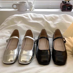 Chaussures Mary Jane élégantes pour filles avec bout carré en argent et noir classique.
