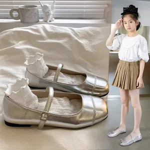 Chaussures de princesse Mary Jane argentées pour filles avec semelles plates élégantes.