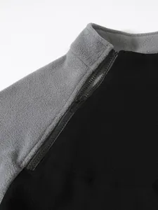 Détail d'une veste en polaire pour homme avec col montant et demi-fermeture éclair