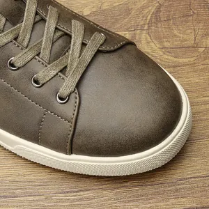 Dettaglio ravvicinato della trama opaca marrone oliva della scarpa casual da uomo