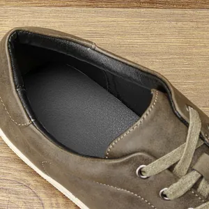 Dettaglio di sneaker casual da uomo che mostra la fodera interna nera e la pelle marrone.
