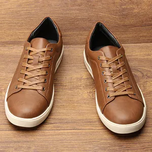 Sneakers casual marroni da uomo presentate su una superficie di legno rustico naturale