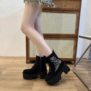 Schwarze Plateau-Stiefeletten mit Blumenstickerei und seitlichem Reißverschluss.