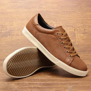 Vista dettagliata di scarpe casual da uomo marroni con suola a onde e materiale superiore