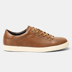 Classiche sneakers da uomo low-top marroni con suola bianca, scarpe casual e comode.