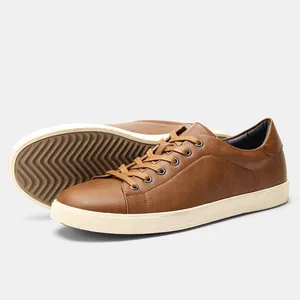 Vista laterale e della suola delle sneaker marroni basse classiche da uomo