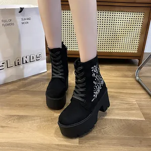 Modische schwarze Plateau-Stiefeletten mit Blumenstickerei und Seitenreißverschluss