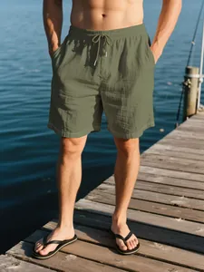 Detalle de pantalones cortos de lino verde oliva con cordón y tejido transpirable