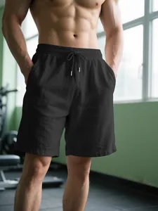Primer plano detallado de los pantalones cortos casuales de lino negro para hombre