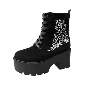Modische schwarze Gothic Plateau-Stiefeletten mit weißer Blumen- und Pentagramm-Stickerei