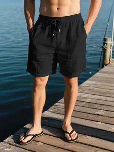 Pantalones cortos de playa de lino negro transpirable para hombre en la costa