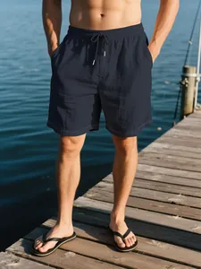 Bañador de lino azul marino para hombre con cordón en un muelle de madera