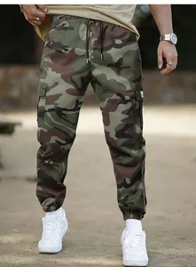 Détail du pantalon cargo camouflage pour hommes avec ourlets élastiques et poches