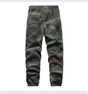 Vue détaillée du pantalon cargo camouflage pour hommes avec poches et chevilles