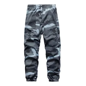 Vue détaillée du pantalon cargo camouflage gris avec poignets élastiques et poches.