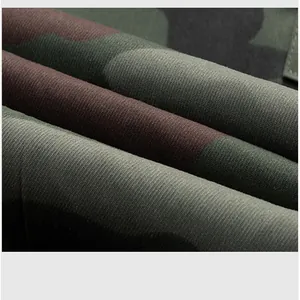 Vue rapprochée de la texture du tissu de camouflage pour pantalon cargo.