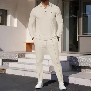 Detailansicht eines cremefarbenen Waffelstrick-Sets für Herren mit langem Polo und passender Hose
