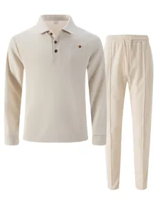 Beiges Waffelstrick-Set für Herren bestehend aus Langarm-Poloshirt und langer Freizeithose.