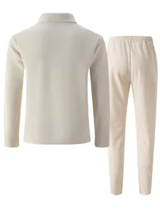 Detailansicht der Waffelstrick-Struktur des Loungewear-Sets von hinten und der Hose.