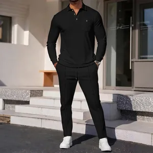 Detailansicht eines schwarzen Waffel-Poloshirt- und Hosen-Sets für Herren im Herbst.