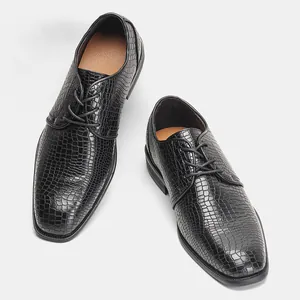 Vista dall'alto di scarpe eleganti da uomo in pelle nera con motivo a coccodrillo