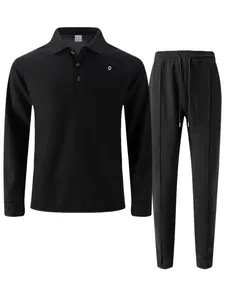 Detailansicht des schwarzen Waffelstrick-Sets mit Poloshirt und Freizeithose