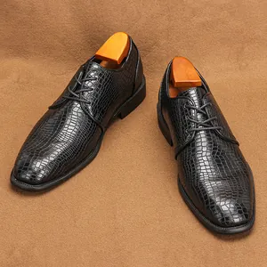 Dettaglio macro di scarpe stringate da uomo in pelle nera con trama a coccodrillo