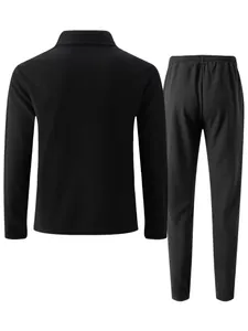 Rückansicht eines schwarzen Waffelstruktur-Langarmshirts und einer langen Freizeithose.