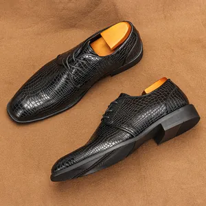 Vista dettagliata della pelle stampata a coccodrillo su scarpe eleganti da uomo