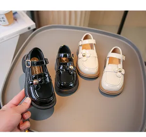 Detailansicht der britischen Lacklederschuhe für Mädchen mit Blumendekoration