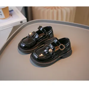 Nahaufnahme schwarzer Lackleder-Mary-Janes für Mädchen mit Blumendetail