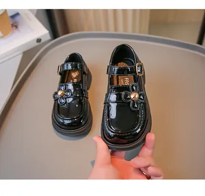 Detailansicht von schwarzen Lackleder-Loafers für Mädchen mit schöner Blumenverzierung