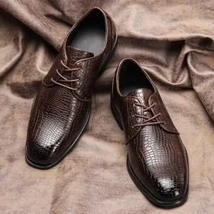 Vista dettagliata di scarpe eleganti da uomo in pelle marrone con stampa coccodrillo