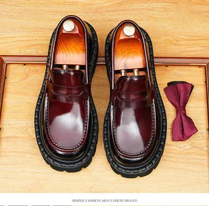 Detailansicht von burgunderroten Leder-Loafern für Herren mit dicker Sohle und Schuhspannern