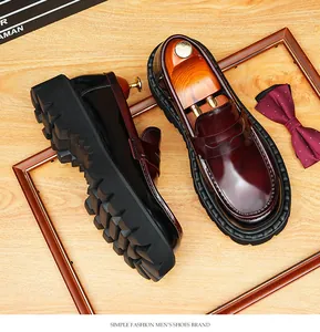 Klassische burgunderrote Herren-Leder-Loafer mit dicker Profilsohle im Vintage-Design