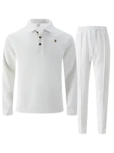 Detailansicht der weißen Waffelstrickstruktur von Polo-Langarmshirt und Hose im Set